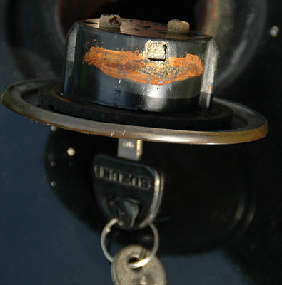 Tank001.jpg (111.61 KiB) 37271 mal betrachtet Welch Wunder ... plötzlich ließ sich der Deckel wie von Geisterhand öffnen.