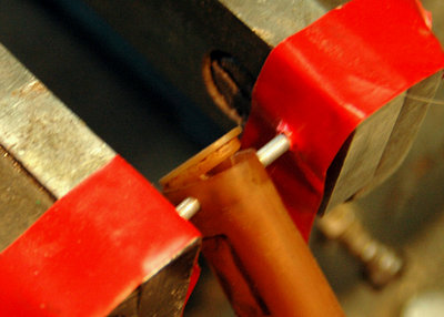 BENZINFILTER_001.jpg (108.14 KiB) 19145 mal betrachtet Kein passendes Werkzeug da, also: zwei M3 Schrauben mit Isolierband an Schraubstock geklebt und in die beiden Klemmungen gedrückt ...