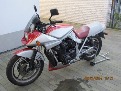 Katana01.jpg (198.51 KiB) 16541 mal betrachtet Silber / Rot - wurde wie die meisten wissen nicht in Deutschland vertrieben.