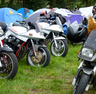 Alfsee2011_12.jpg (111.64 KiB) 5356 mal betrachtet Demnächst parkt die Katanas gefälligst an einer Stelle und nicht so verstreut!