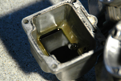 Vergaser001.jpg (104.64 KiB) 20400 mal betrachtet Wenn Benzin in die Jahre kommt, wird es im Vergaser grün (Oxidation von Messingteilen) und ist definitiv zu entsorgen ... auch wenn die Preise für den Kraftstoff kontinuierlich steigen und er so immer kostbarer wird. Gilt auch für den Rest im Tank .. den ich bislang noch nicht geöffnet bekommen habe.