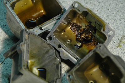 Vergaser003.jpg (118.29 KiB) 20400 mal betrachtet Als die kostbare Flüssigkeit abgegossen war, ergab sich folgendes Bild ... Ablagerungen und verharzt, dort wo die grüne Suppe stand. So wird der Rest im Vergaser ebenso aussehen.