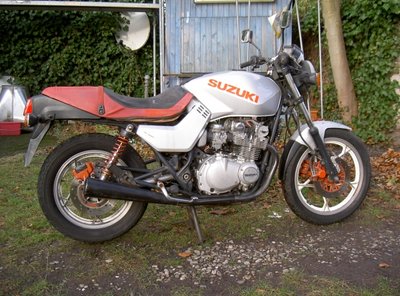 PICT2563.JPG (304.5 KiB) 7240 mal betrachtet Ein Deckel an der Nockenbank fehlt.