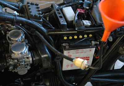 Benzintrichter.jpg (73.5 KiB) 18220 mal betrachtet Notversorgung des Vergasers, solange der Tank den Zugang verweigert ...