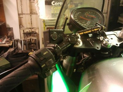 IMG-20130608-WA0000.jpg (69.03 KiB) 7677 mal betrachtet Tortes linkes Lenkerende, sieht aus wie mehrfach verstellbarer Lenker.