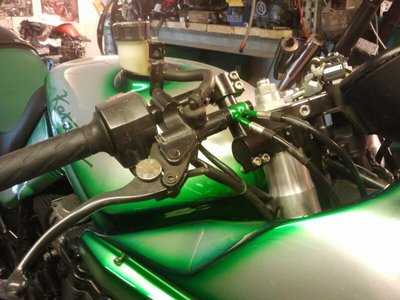 IMG-20130608-WA0003.jpg (81.24 KiB) 8316 mal betrachtet rechts hat er nen andren Bremsflüssigkeitsbehälter sitzen, hier sieht man den verstellbaren Lenker prima